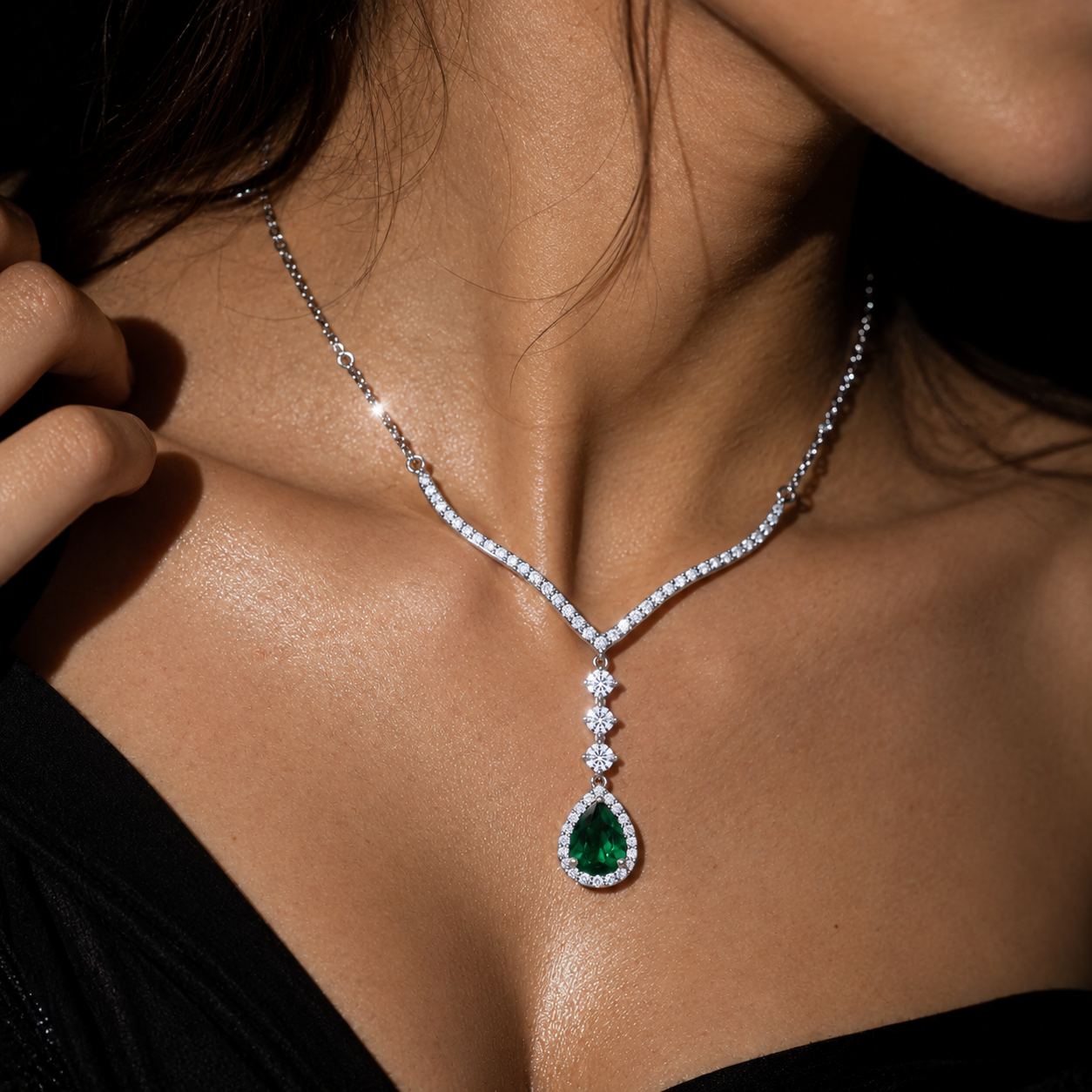 Emerald Green Pear-Cut Zircon Drop Necklace - Royal Chevron Design - Sterling Silver 925