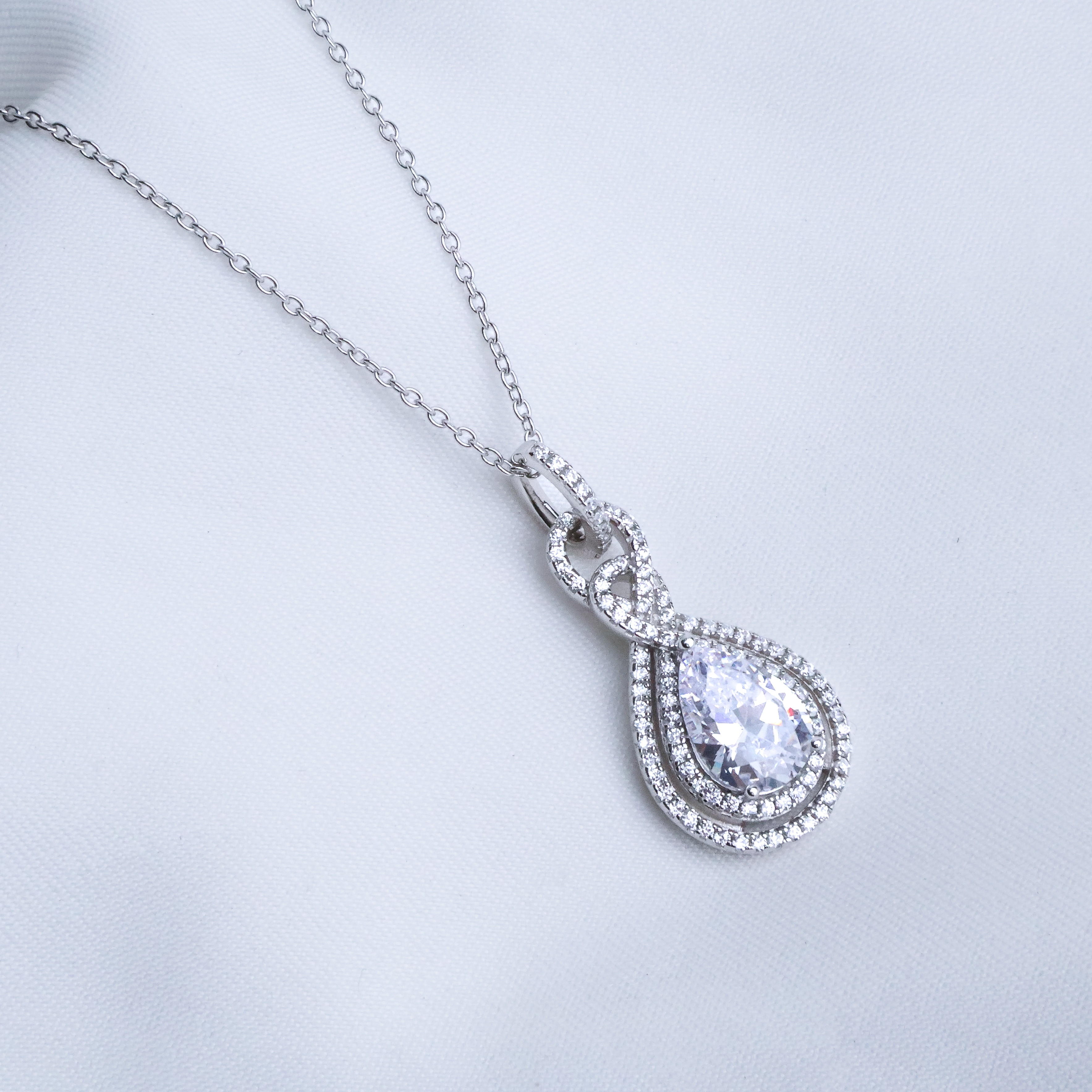 Luxury 925 Sterling Silver Pear-Cut Pendant Necklace with Sparkling Zircon