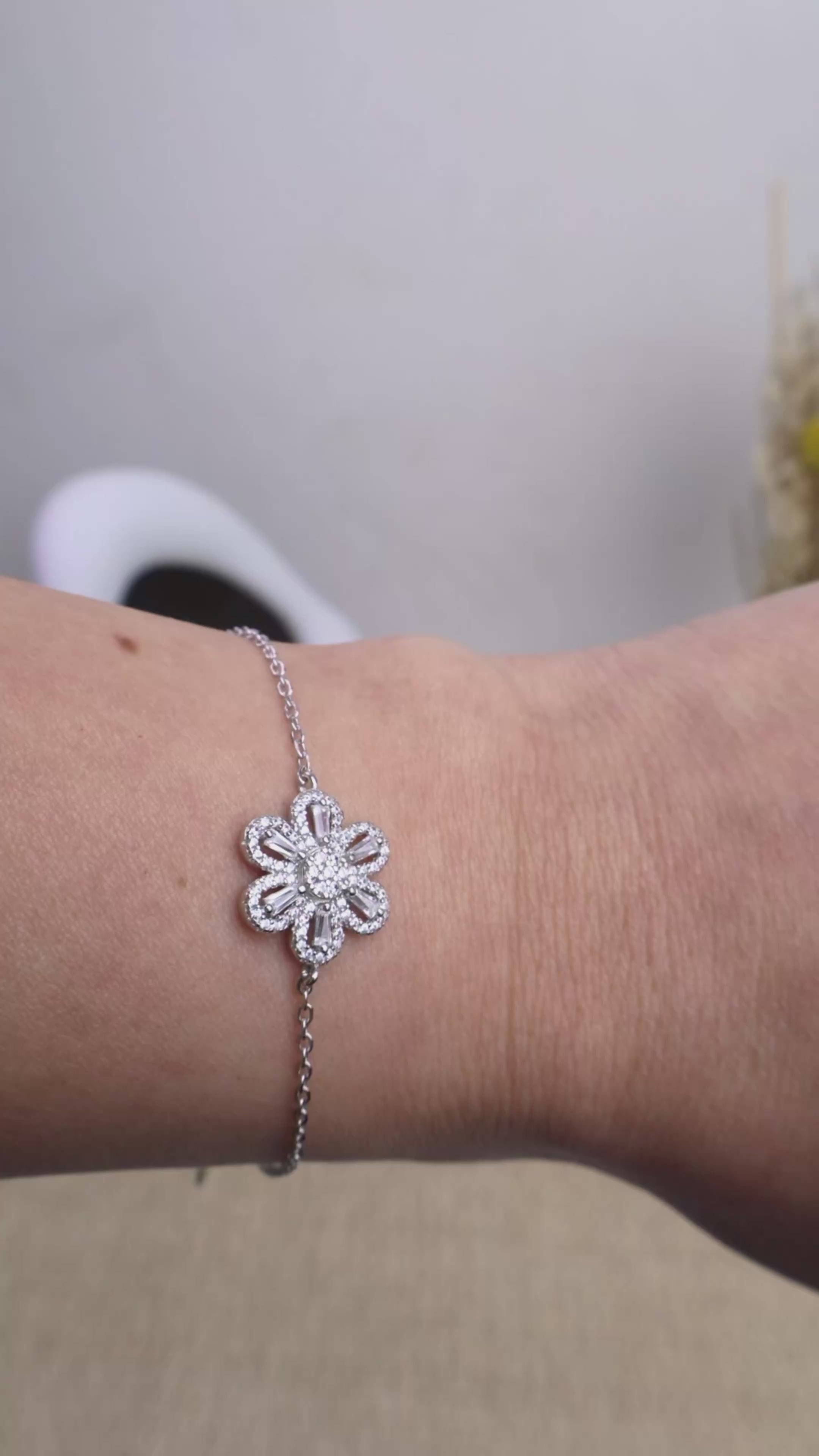 925 Sterling Silver Flower Bracelet – Elegant Sparkling Floral Design